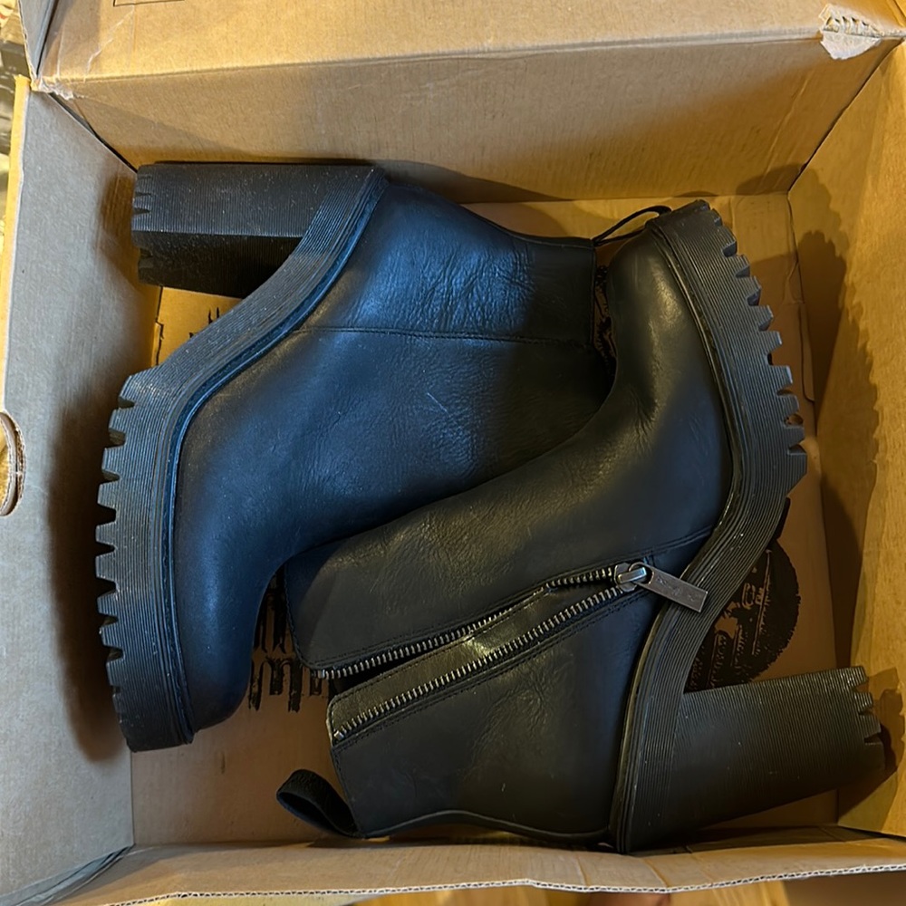 DR. MARTENS ‘Magdalena’ Boots. Black, Size US W 8